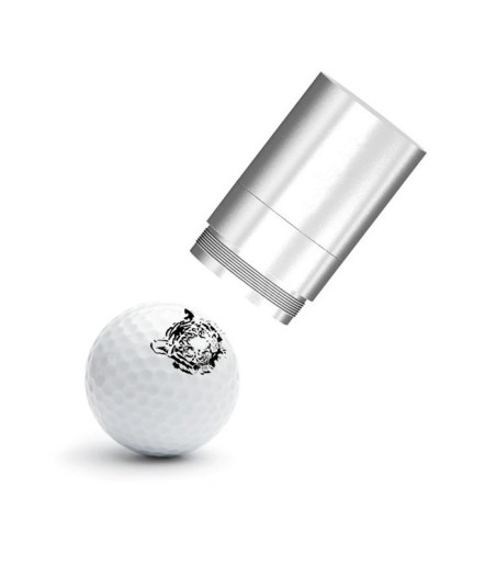 Stempel CMB25 beim Markieren eines Golfballs